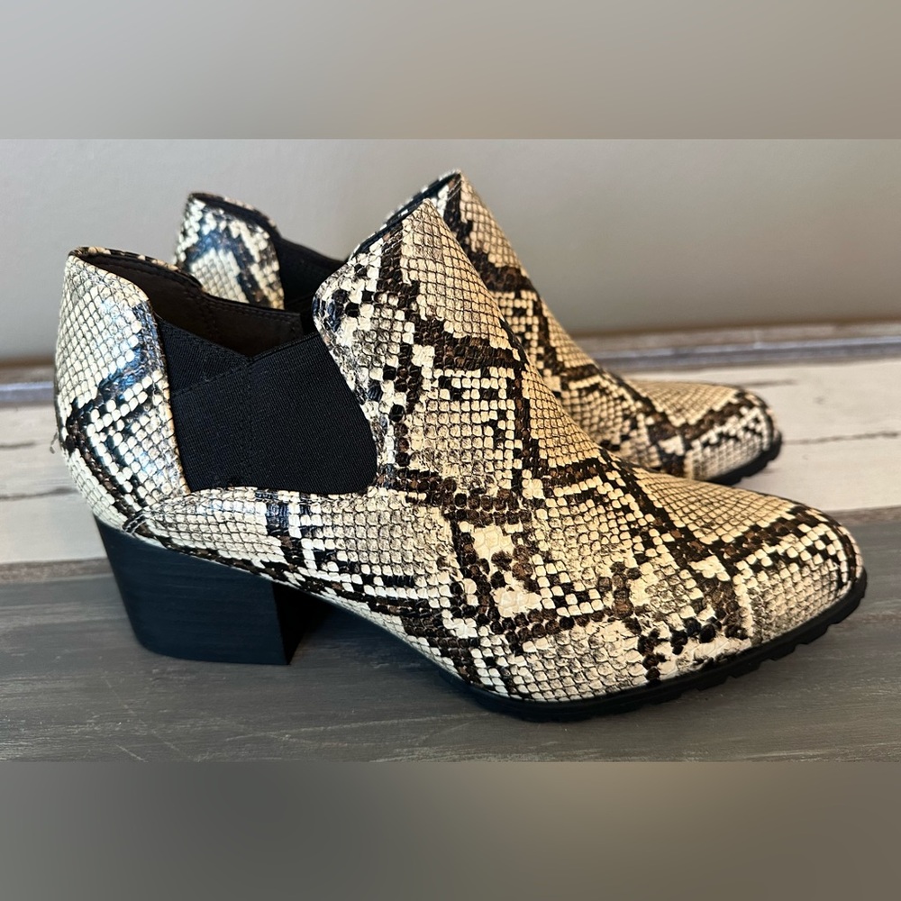 NWOT Vionic Belmont Snake Print Ankle Boots - Size‎ 7.5